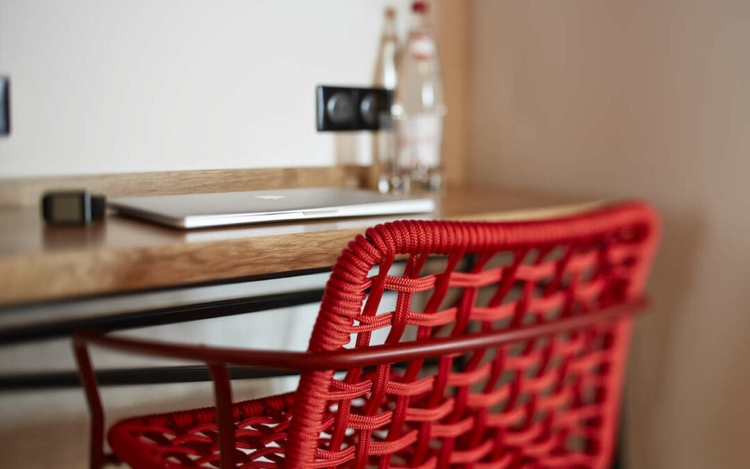 Bureau chambre rouge ©BOMA Hotel-Boma Hotel